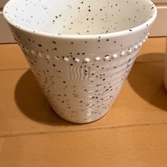 オシャレ！　白と黒それぞれ２つセットの陶器コップの画像