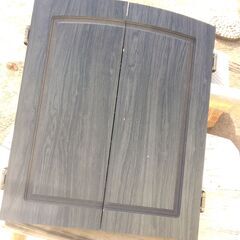 ダーツの的とそれを固定する木の枠組みの画像