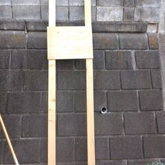 ダーツの的とそれを固定する木の枠組みの画像