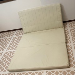 【無料でお譲りします！】マットレスになる2人掛けローソファ/座椅子の画像