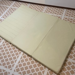 【無料でお譲りします！】マットレスになる2人掛けローソファ/座椅子の画像