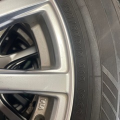 年式2022YOKOHAMA 195/65r15スタッドレスタイヤホイール4本セット。の画像