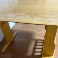 木製ダイニングテーブルの画像