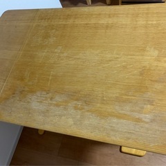 木製ダイニングテーブルの画像