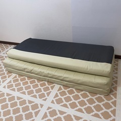 【無料でお譲りします！】マットレスになる2人掛けローソファ/座椅子の画像