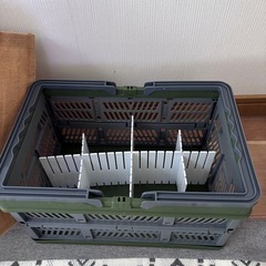 缶バッジ付きカバンとカゴの画像