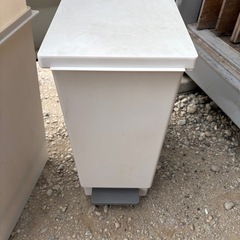 ゴミ箱3つの画像