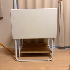 3段棚と折りたたみ机の画像