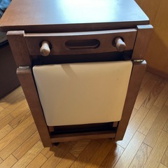 机、椅子の画像