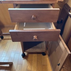 机、椅子の画像