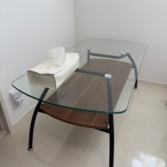 ガラスローテーブルの画像