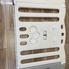 ベビーサークル　おもちゃ付きの画像