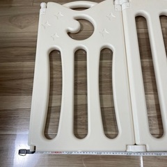 ベビーサークル　おもちゃ付きの画像