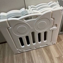 ベビーサークル　おもちゃ付きの画像