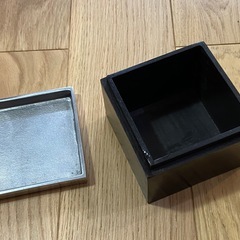 おしゃれな金属フタ&天然木の本体の小物入れの画像