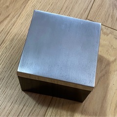 おしゃれな金属フタ&天然木の本体の小物入れの画像