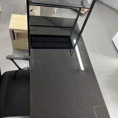 ガラストップデスク&チェアの画像