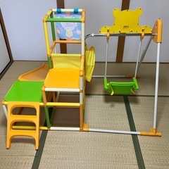 ジャングルジム、滑り台、ブランコの画像