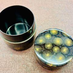 関 翠雲 作 沈金 唐松模様｜茶筒の画像