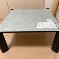 こたつとカーペットの画像