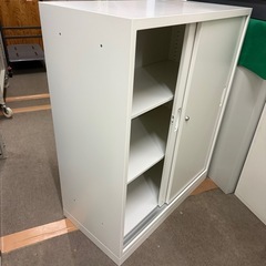 引戸書庫上下セット　 生興　幅90 奥45 高さ215cm 鍵付きの画像