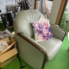 椅子・ガラス机・ソファー・三角テーブル・水槽の画像