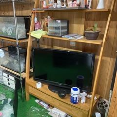 椅子・ガラス机・ソファー・三角テーブル・水槽の画像