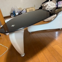 ガラスローテーブルの画像