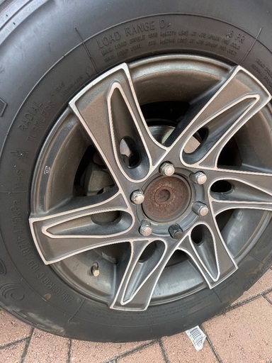 本日AM,11:15で終了となります『 215\65R16C 109/107T 』『４本価格』ハイエースで使用、中古のタイヤ残り溝4分程度【ホイルは付きません！】