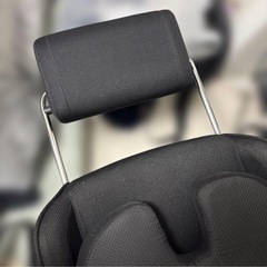 ブラック ゲーミングチェア 人間工学デザインの画像