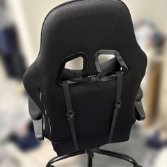 ブラック ゲーミングチェア 人間工学デザインの画像