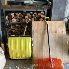 ママさんダンプ一つ2000円オレンジのスコップ1000円の画像