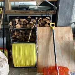 ママさんダンプ一つ2000円オレンジのスコップ1000円の画像