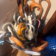 大量の傘の画像