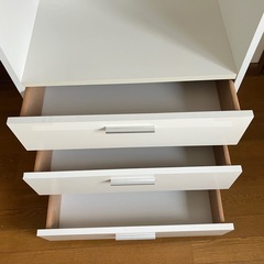 キャスター付引出しハンガーラック　木製　ホワイトの画像