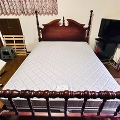 アンティーク風クイーンベッドの画像