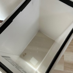 中身が見えないゴミ箱の画像