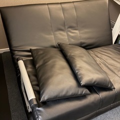 合成皮革製のリクライニング2人掛けソファ、クッション2つ付きの画像