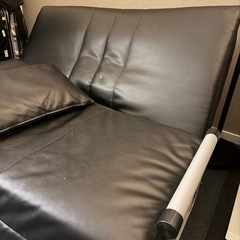 合成皮革製のリクライニング2人掛けソファ、クッション2つ付きの画像