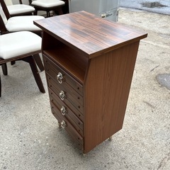 レトロな電話台の画像