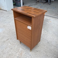 レトロな電話台の画像