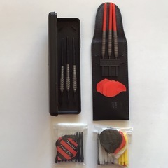 スチールチップダーツセット 8セット(ケース付き) + 予備シャフト&フライトの画像