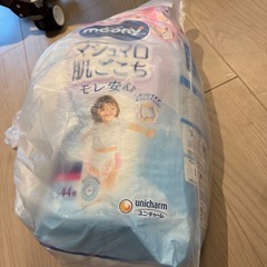 ピジョン哺乳瓶＋オムツ60枚の画像