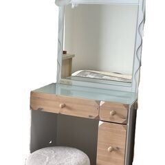 ドレッサーと収納付きスツールセットを3000円で譲ります。の画像