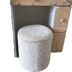 ドレッサーと収納付きスツールセットを3000円で譲ります。の画像