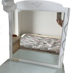 ドレッサーと収納付きスツールセットを3000円で譲ります。の画像