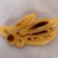 ベッコウ風ブローチ　2個の画像