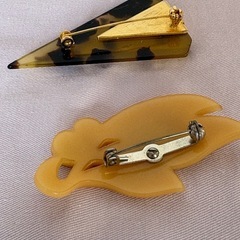 ベッコウ風ブローチ　2個の画像