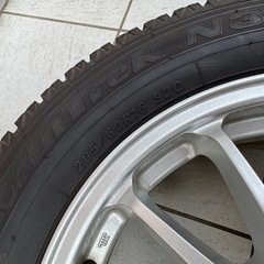 スタッドレスタイヤ205/60 R16 92Qの画像