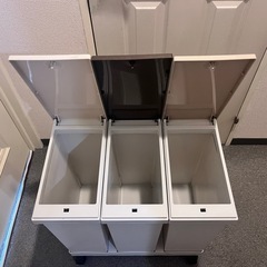 キャスター付き分別ゴミ箱の画像